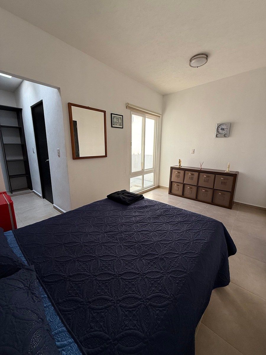 Recámara principal con vestidor y baño completo, photo 11 of 23