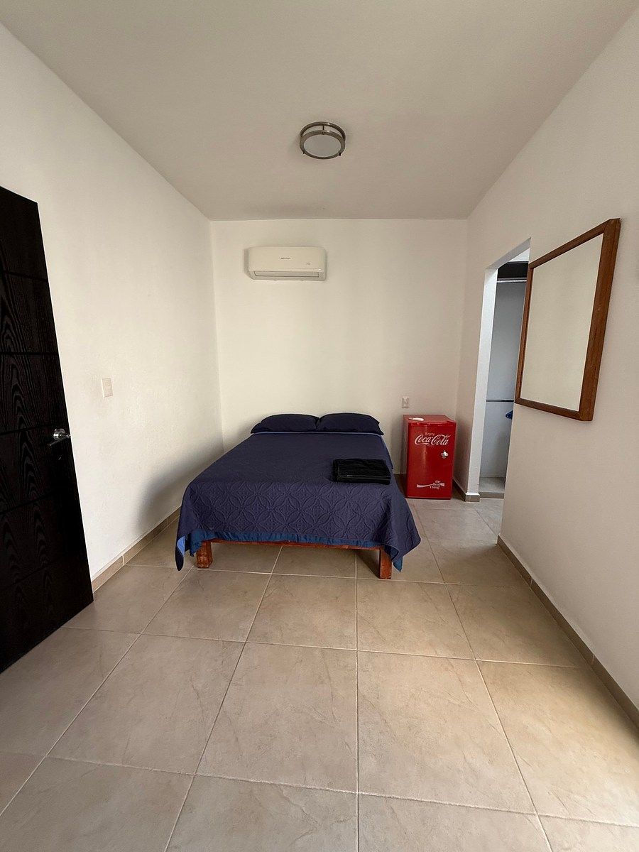 Recámara principal con vestidor y baño completo, photo 12 of 23