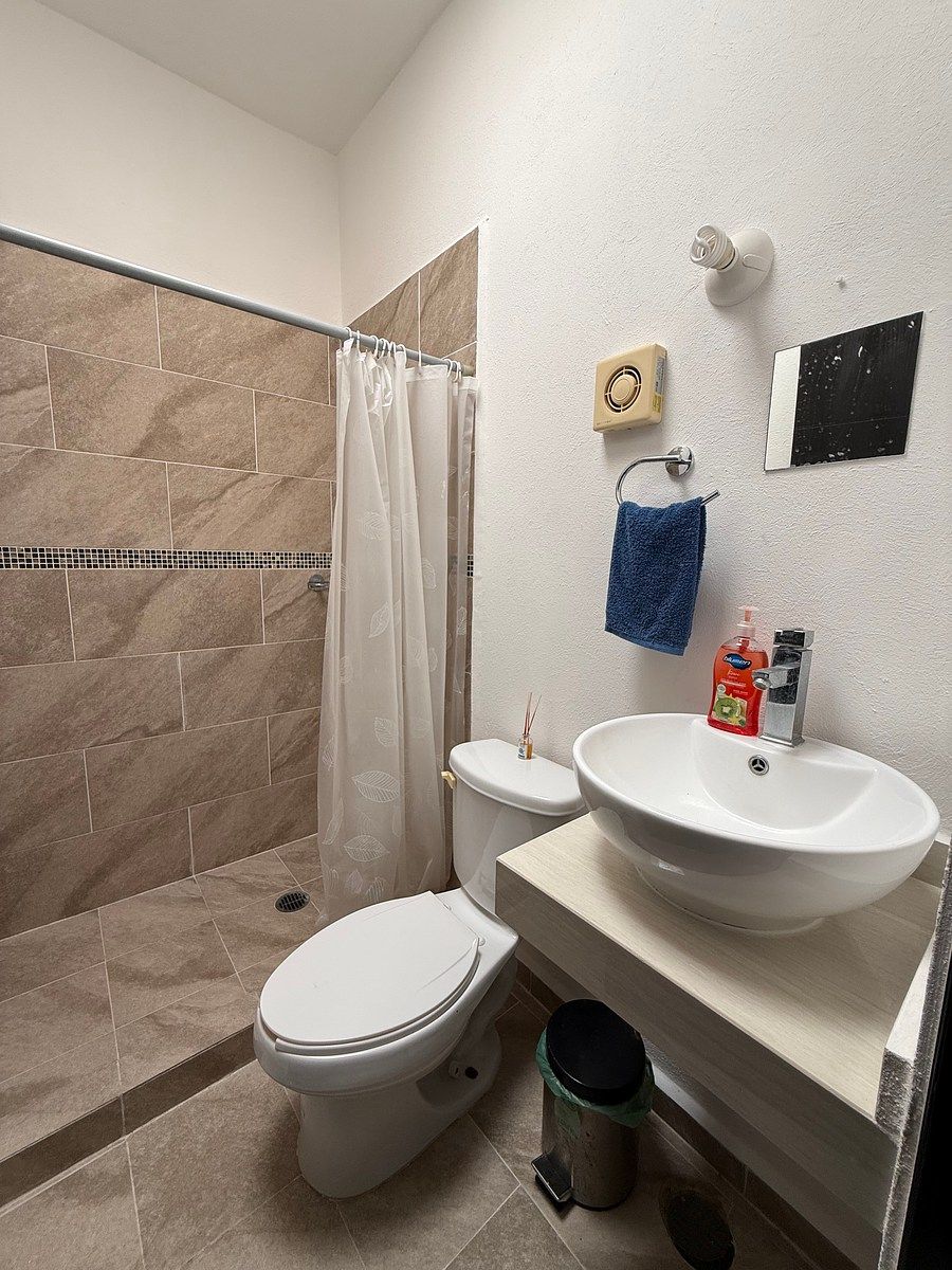 Baño completo compartido, photo 16 of 23