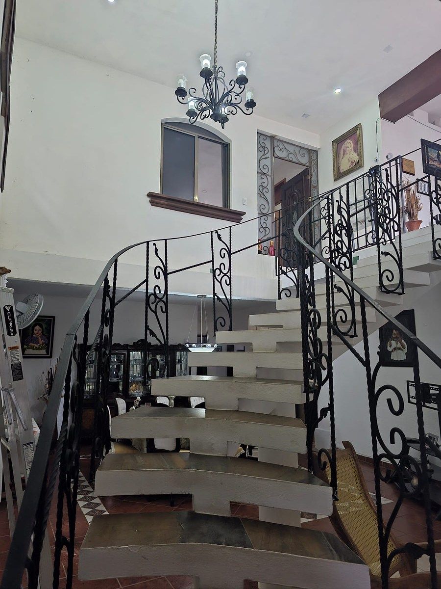 Escalera hacia planta alta, con barandales artesanales, photo 8 of 18