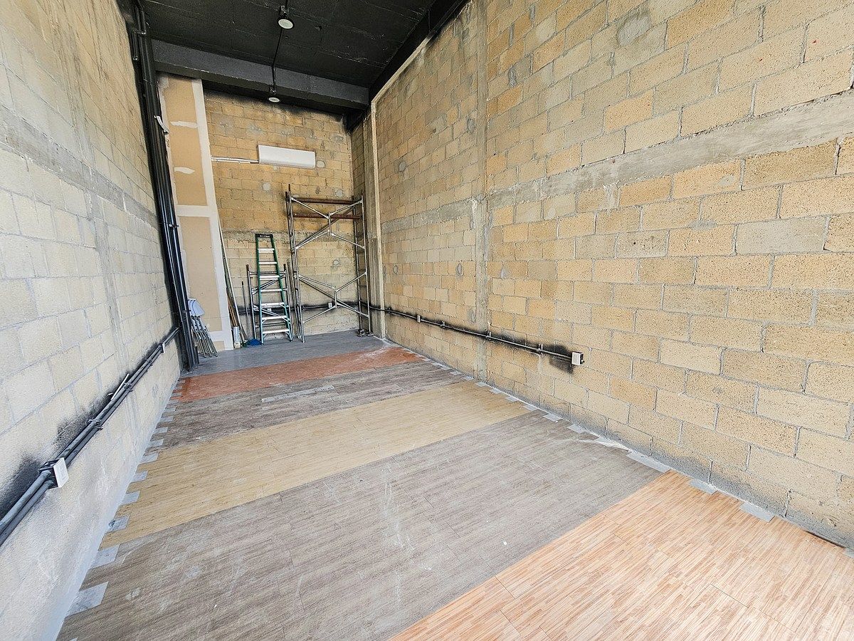 Interior, photo 4 of 15
