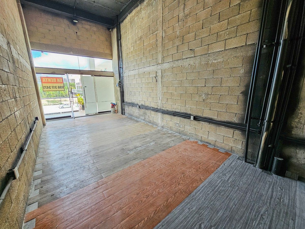 Local interior, photo 3 of 15
