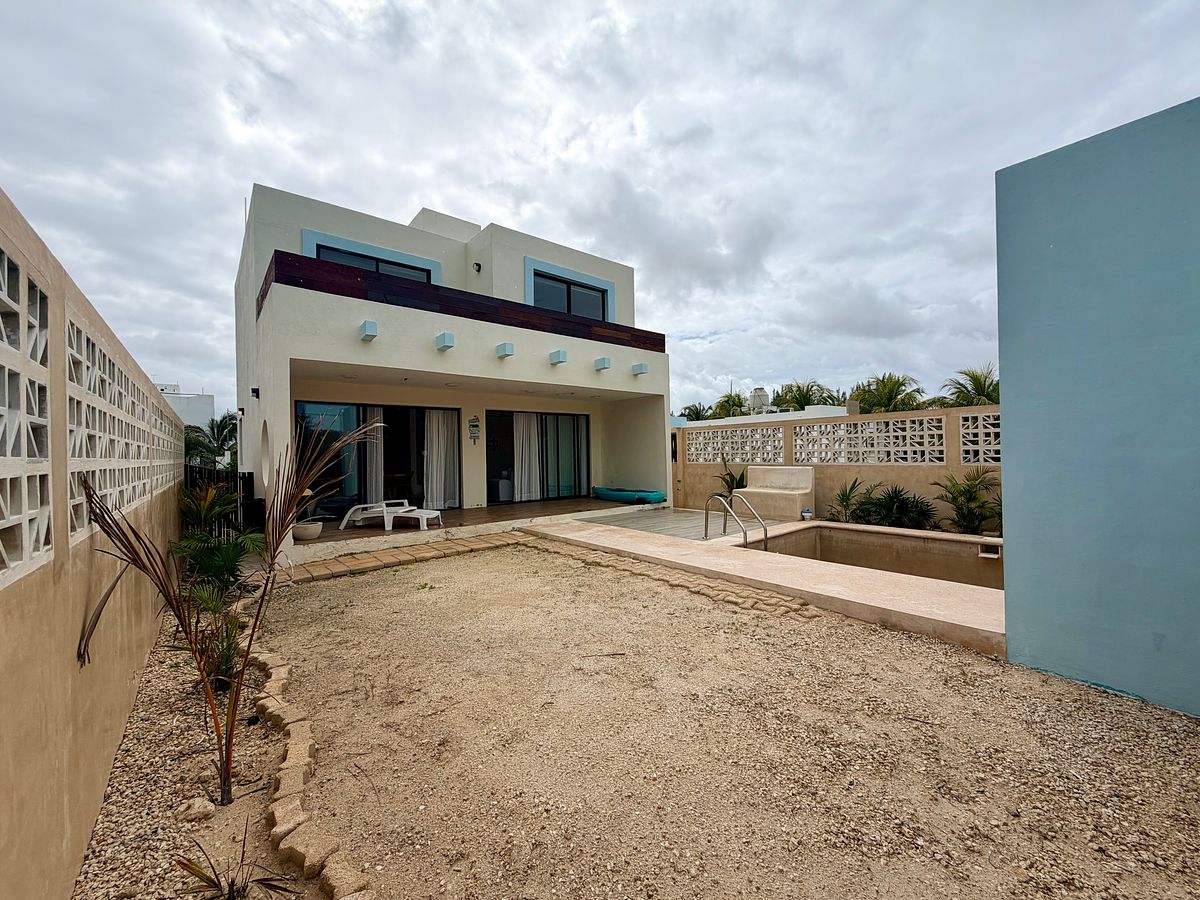 Casa en venta en Chicxulub Puerto, photo 1 of 17