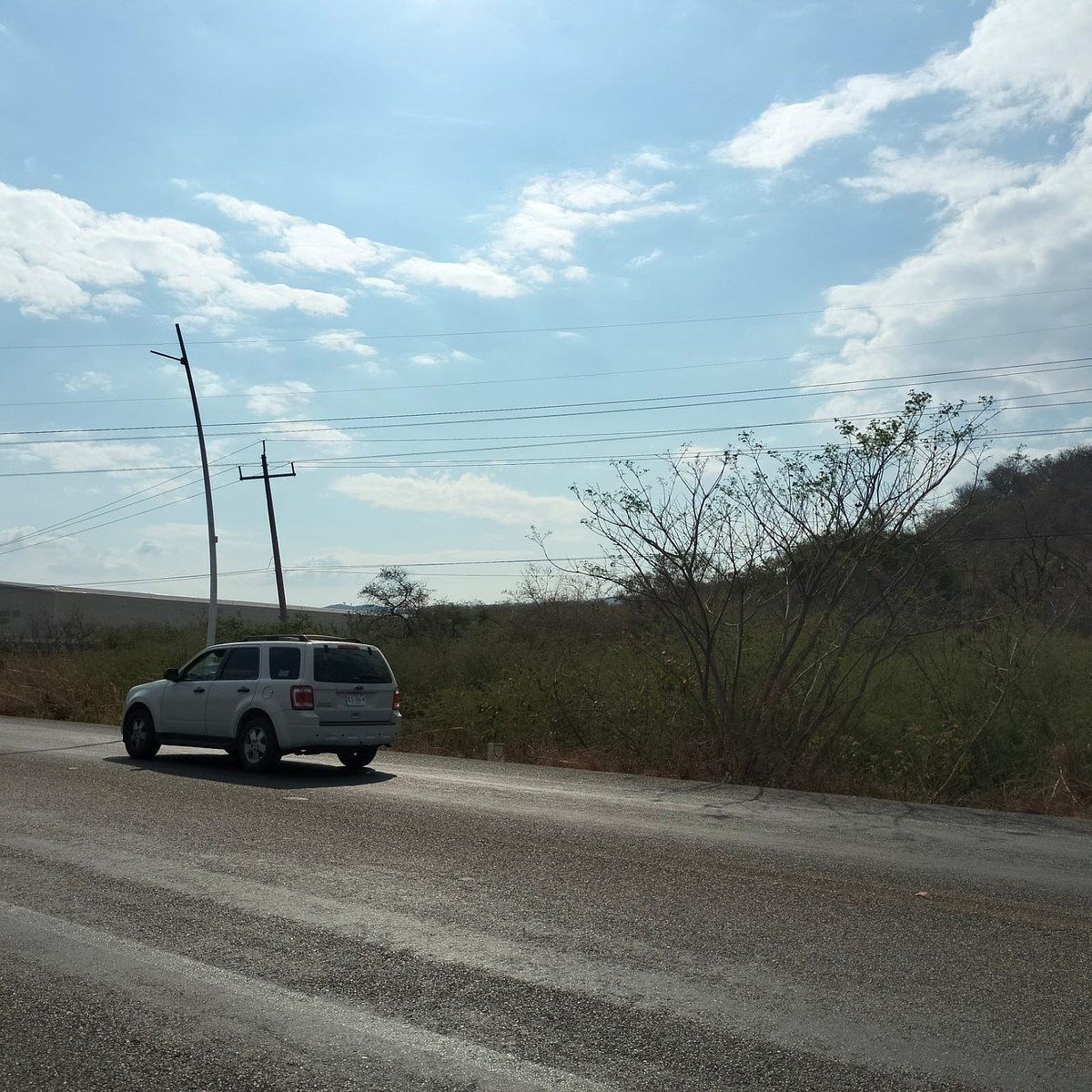 TERRENO À VENDA À BEIRA DA ESTRADA RUMO AO AEROPORTO, foto 1 de 14