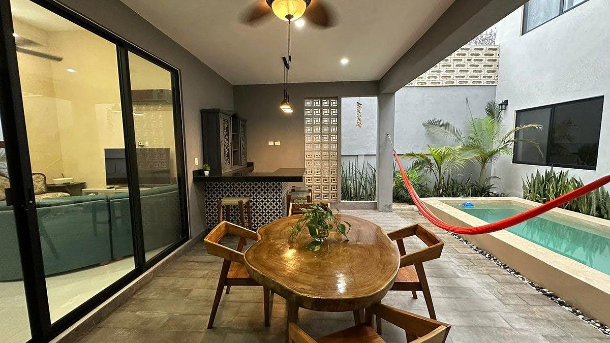 CASA EN VENTA 4 RECAMRAS CON ALBERCA, AMUEBLADA MERIDA CENTRO PLANCHA (AVC-2745), foto 1 de 29