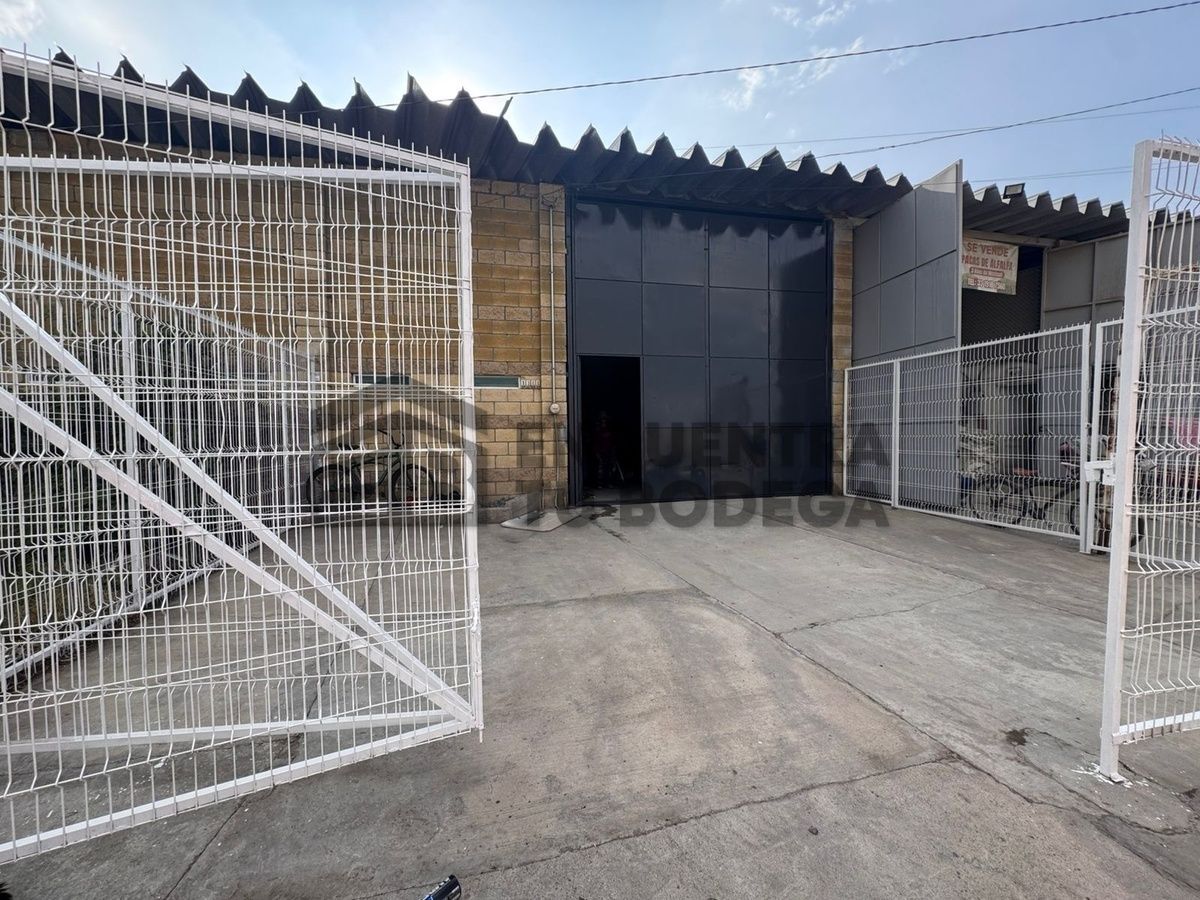 Bodega con 3 estacionamientos privados y acceso a trailer., foto 1 de 7