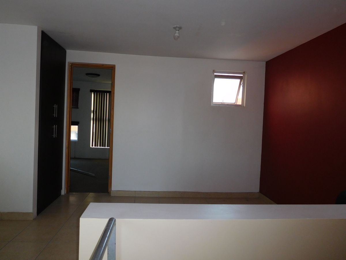 10 de 19: Sala muy amplia con pisos de loseta