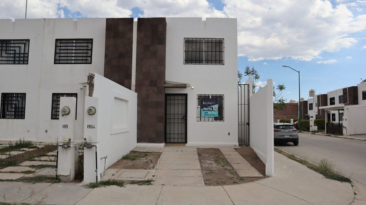 Casa en renta seminueva con terreno excedente en Los Héroes León, foto 1 de 16