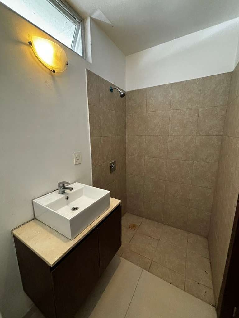 BAÑO DE SERVICIO, foto 24 de 45