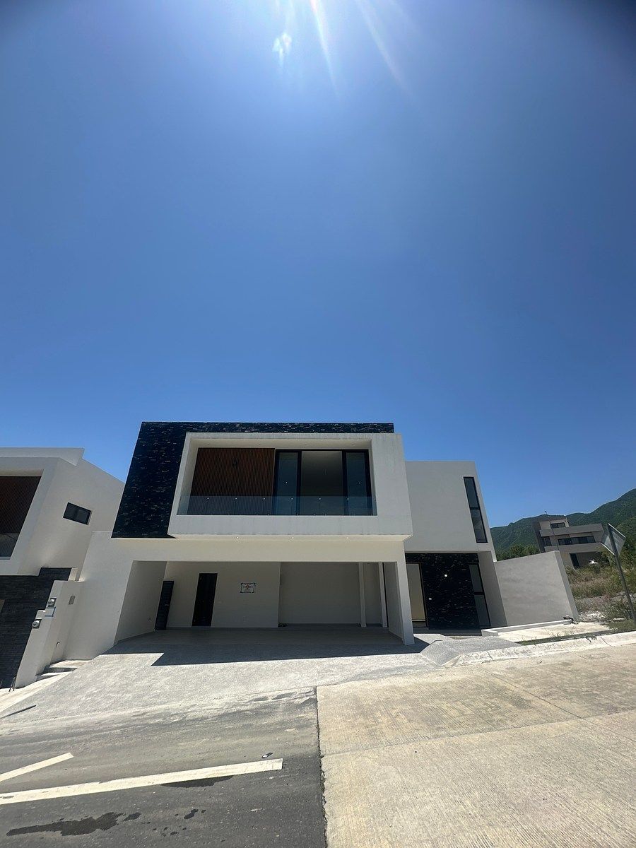Residência em Área Privada ao Sul de Monterrey com Jardim Interior | $15 MDP, foto 1 de 12