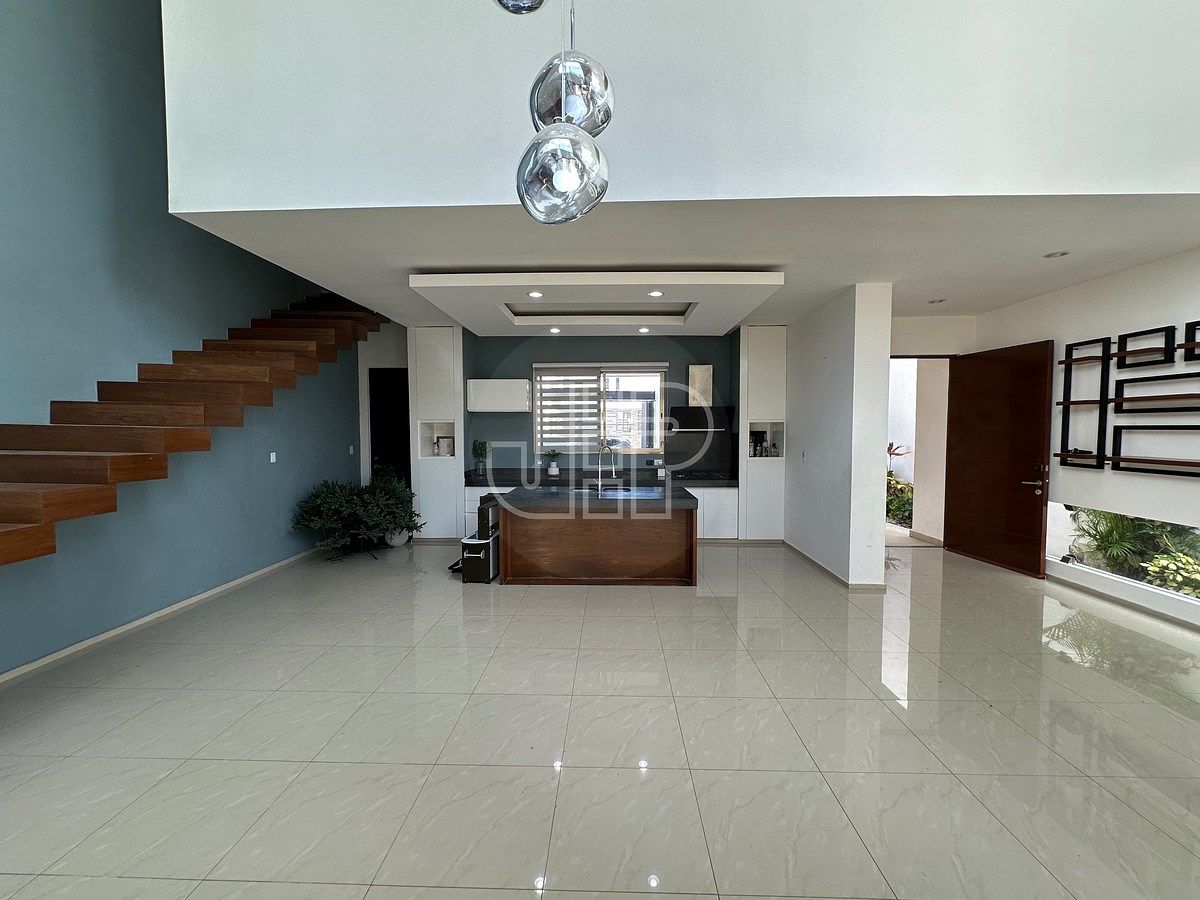 House with 10 solar panels and 3 bedrooms., photo 1 of 19