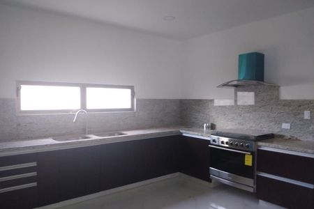 Moderna Casa de 4 Recámaras con Piscina en Mirova Dzityá