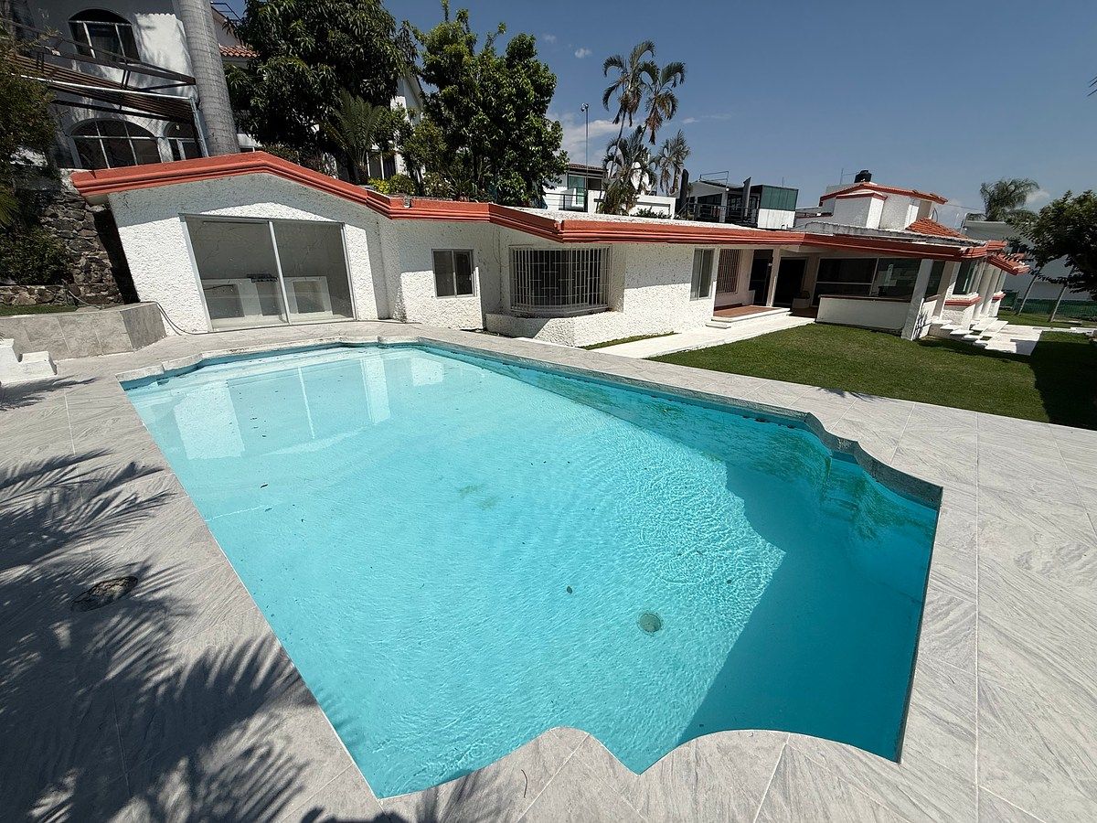 Venta de casa para remodelar en campo de golf, foto 1 de 42