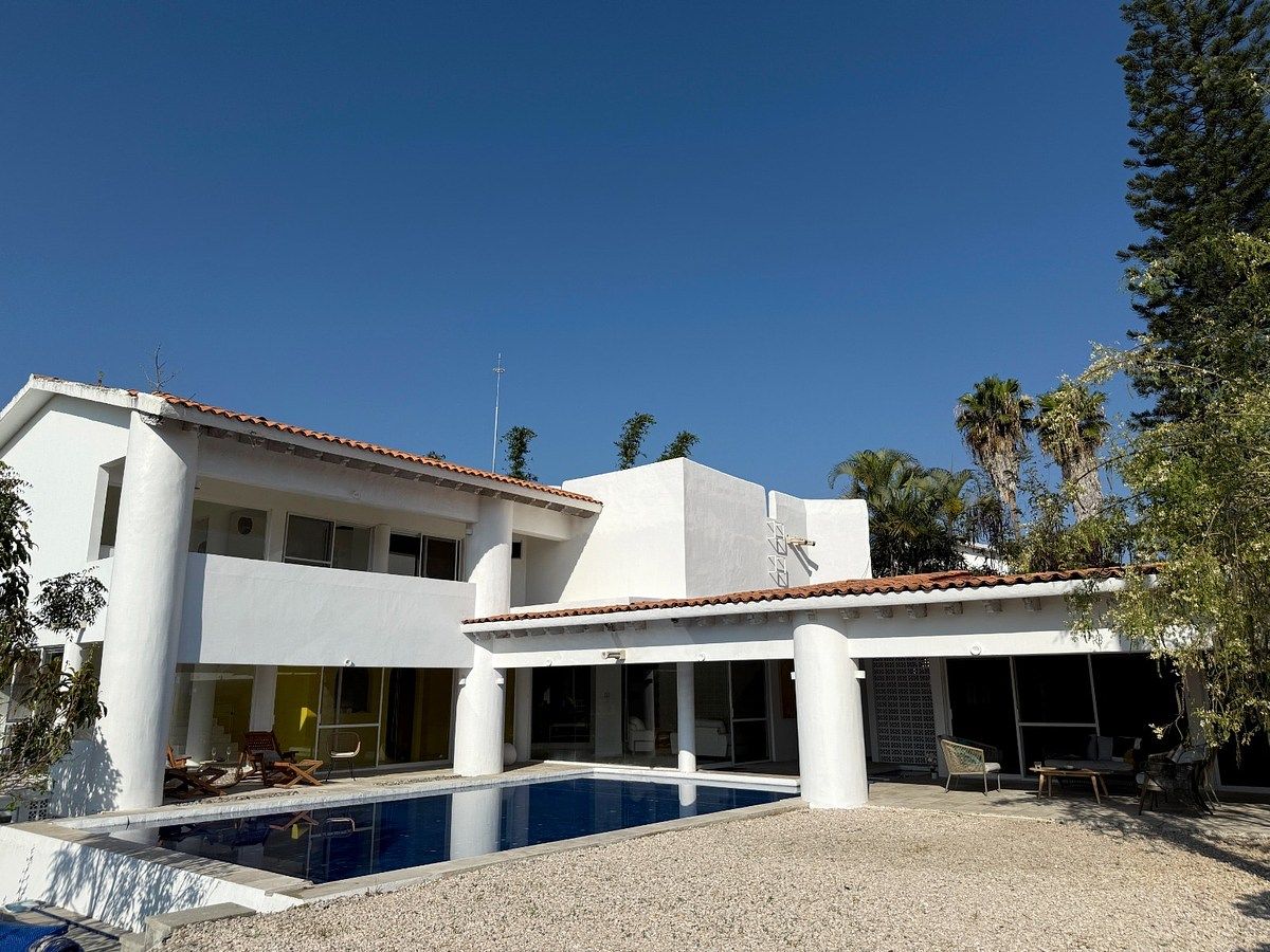 Venta y renta amueblada casa en lomas de Cocoyoc, photo 1 of 50