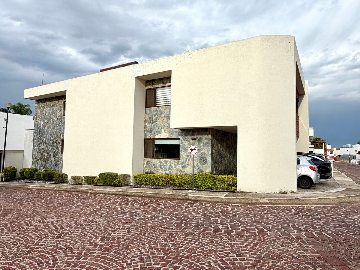 CASA EN VENTA EN PRIVADA CON ALBERCA PROPIA, JURIQUILLA ,QUERETARO, photo 1 of 29