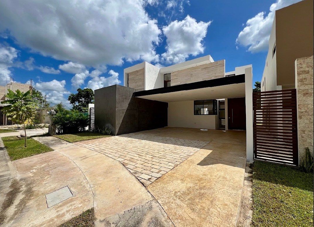 CASA EN VENTA EN ESQUINA EN PRIVADA PARQUE NATURA DE 4 RECÁMARAS Y ALBERCA, foto 1 de 13