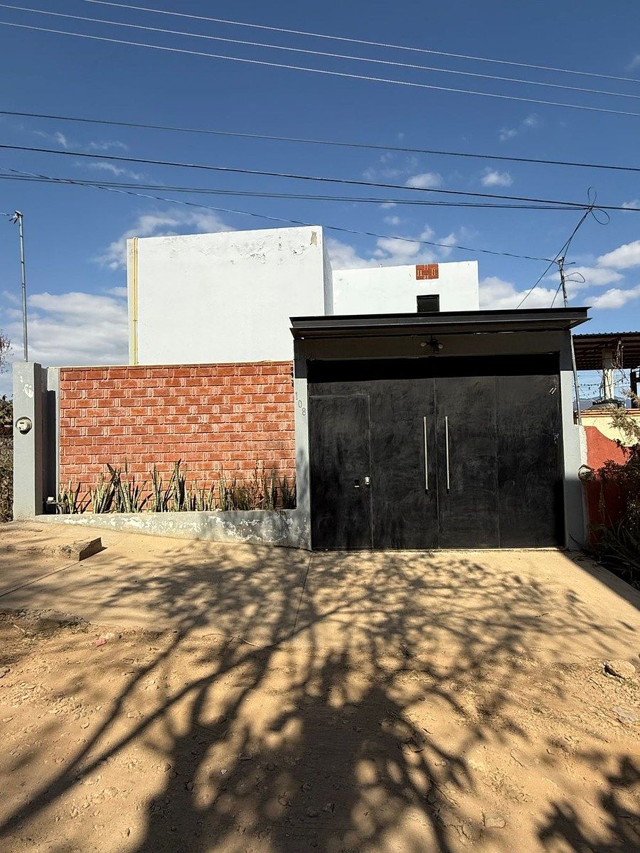 Casa en Col Aurora, photo 1 of 28
