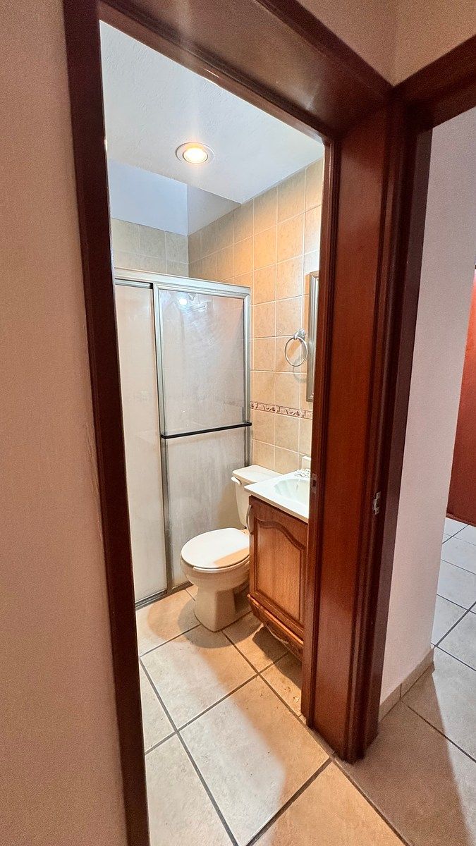 Recamara 2 con clóset persianas y baño propio, foto 17 de 22