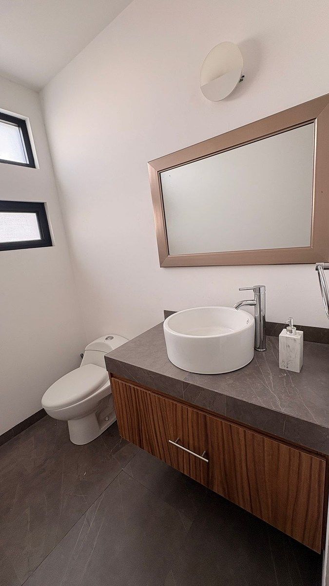 Medio baño, photo 6 of 18