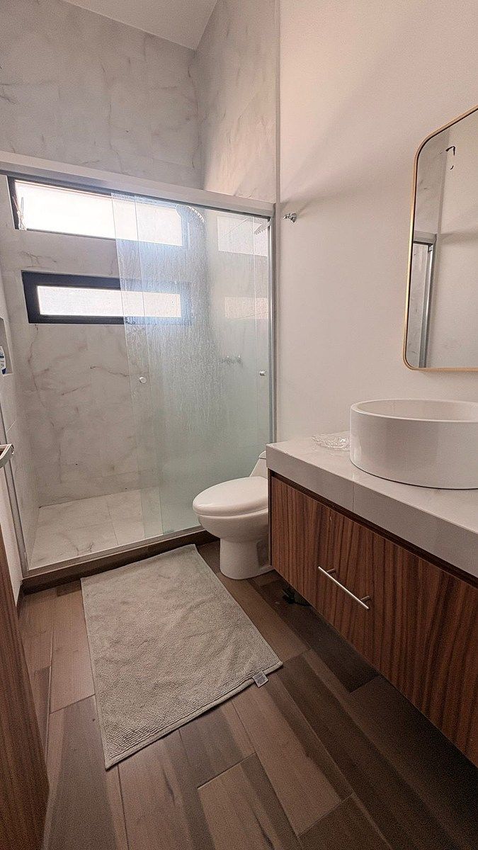 Baño de recámara principal, photo 11 of 18