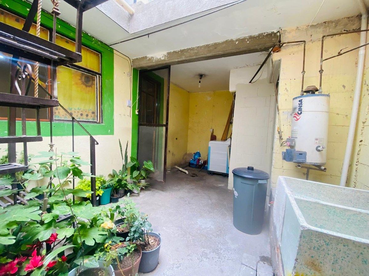 Patio interior que conecta con panta alta, cocina y cuartos, foto 5 de 21