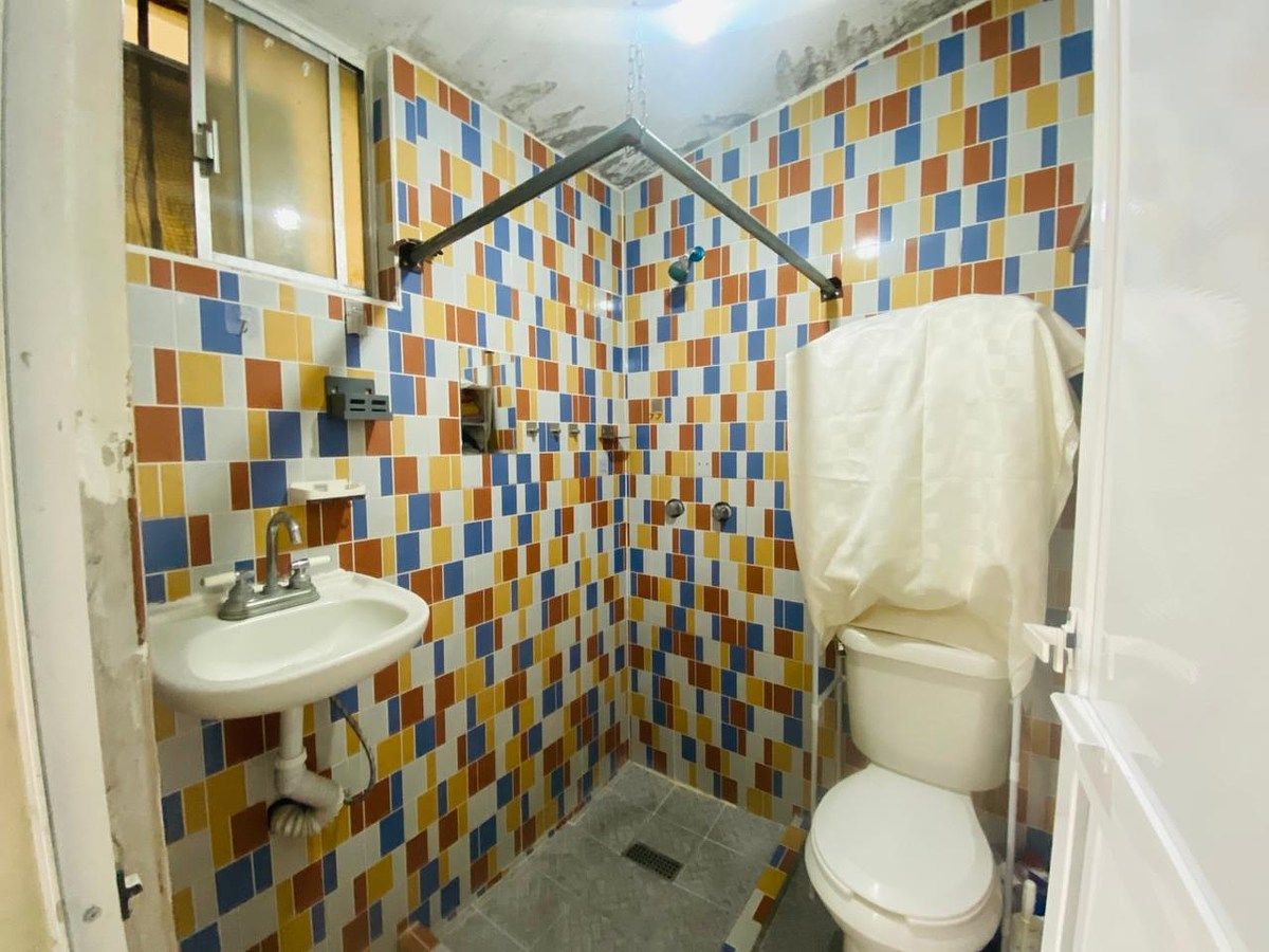 Baño completo en planta baja., foto 7 de 21