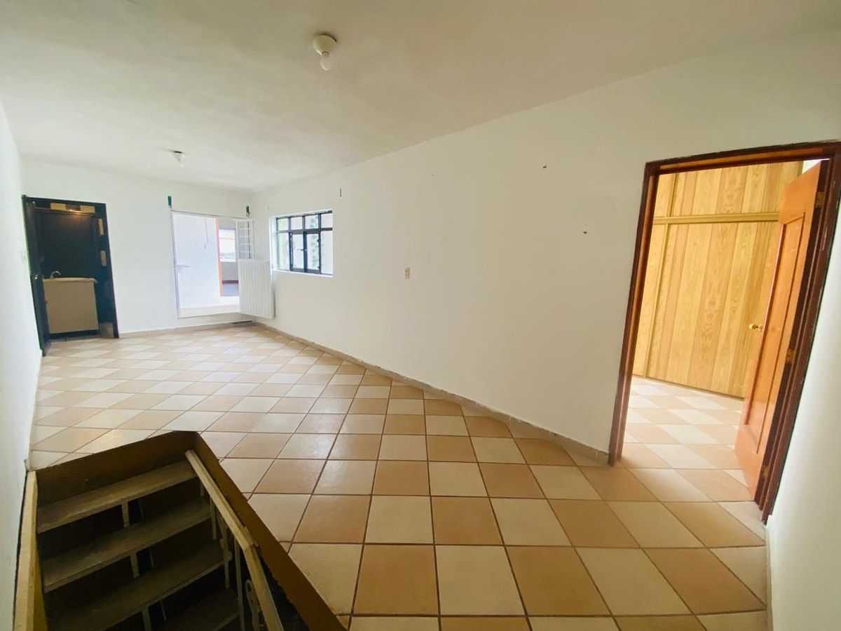 Planta alta acceso desde la cocina hacia una habitacion, foto 14 de 21