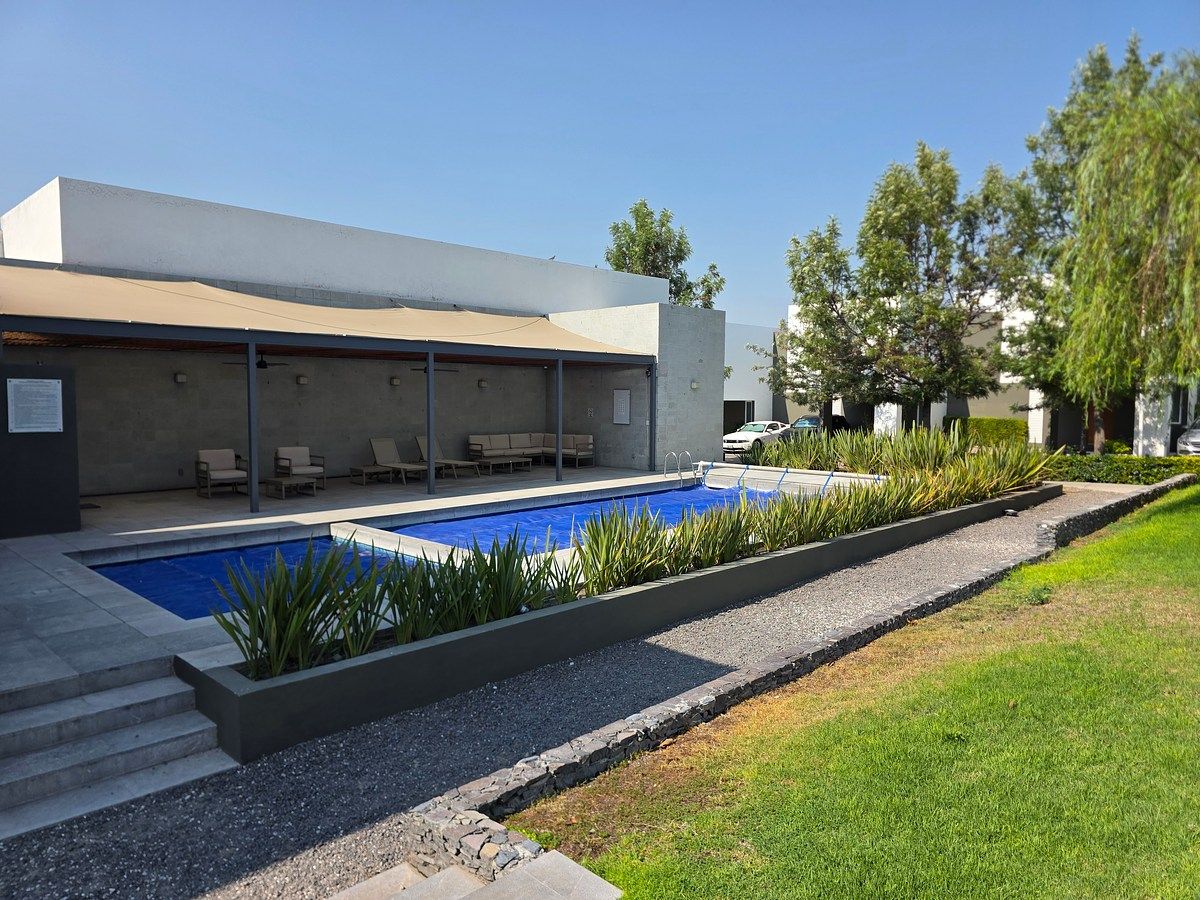 Casa en renta en Juriquilla Santa Fe, Condominio Dos Caprichos, amueblada, photo 1 of 11