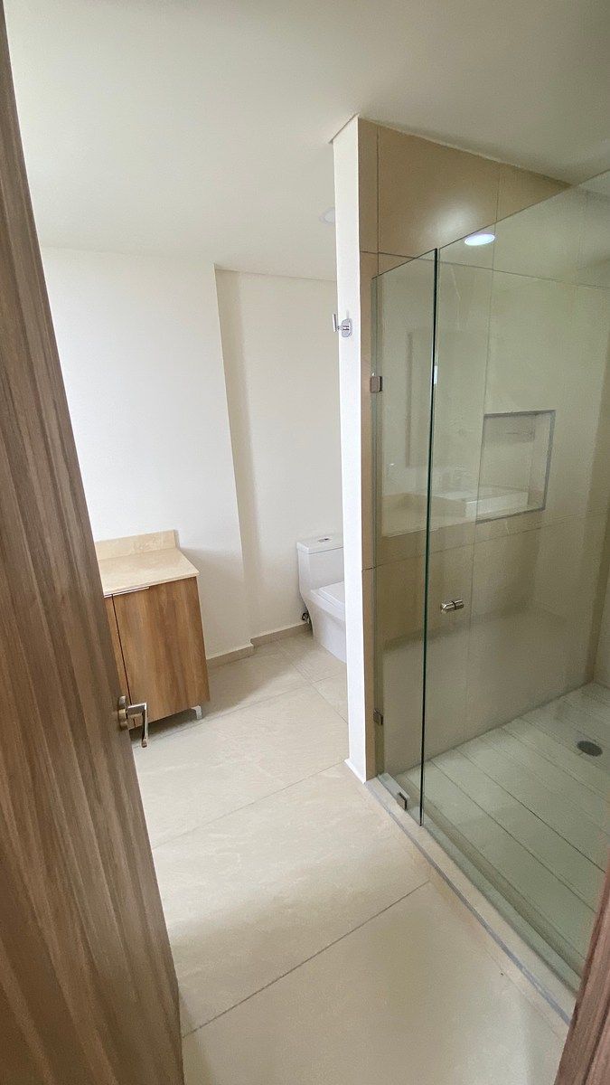 Baño de recámara principal, photo 11 of 19
