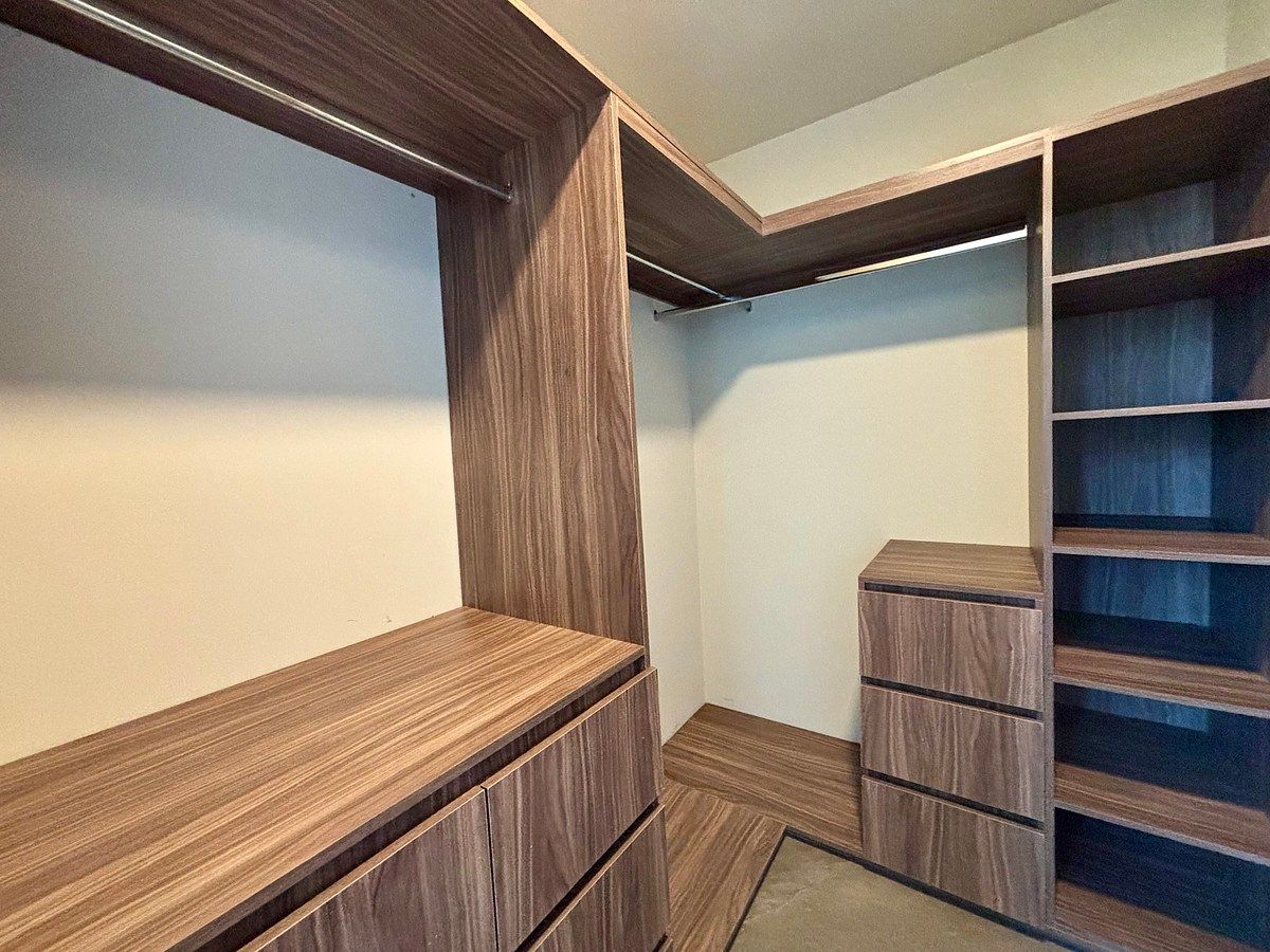 Closet, photo 7 of 11