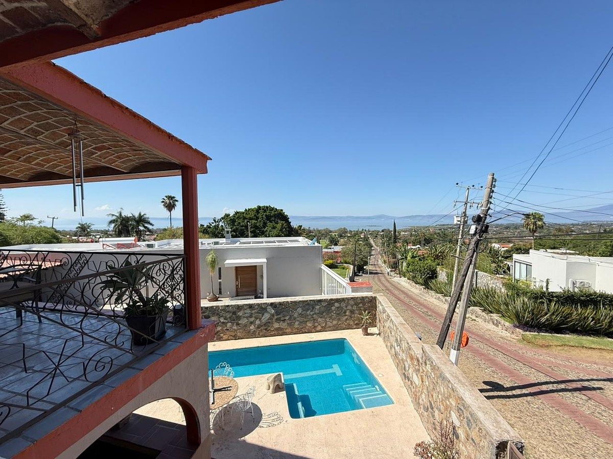Casa en venta en Chapala | Vista al lago | Alberca y terrazas | Club de Golf, photo 1 of 15