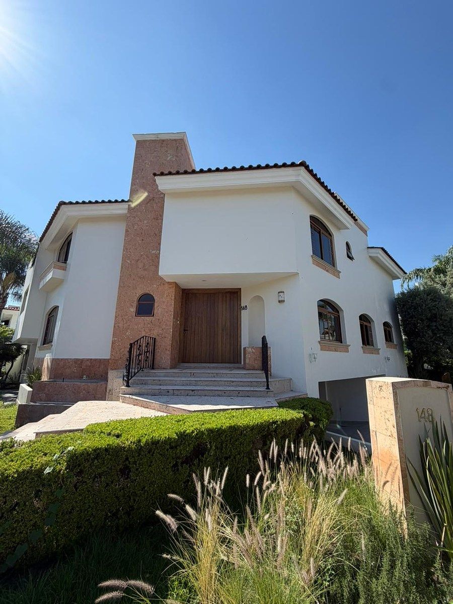 Amplia Casa en Venta en Valle Real con Jardín y Terraza, foto 1 de 22