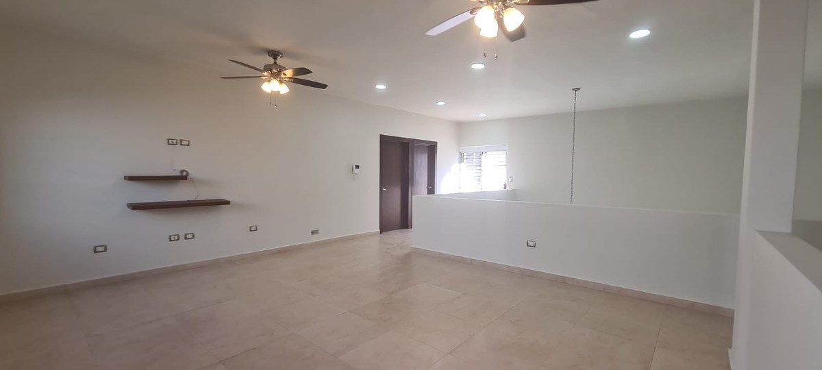 Estancia en planta alta, photo 19 of 22
