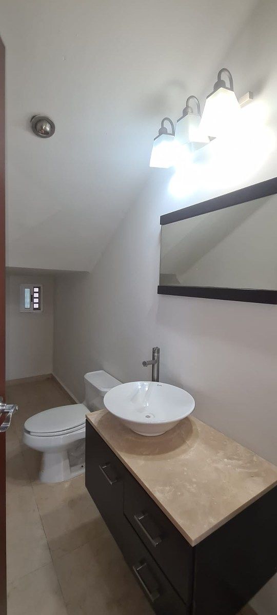 Baño de visitas en planta baja, photo 21 of 22