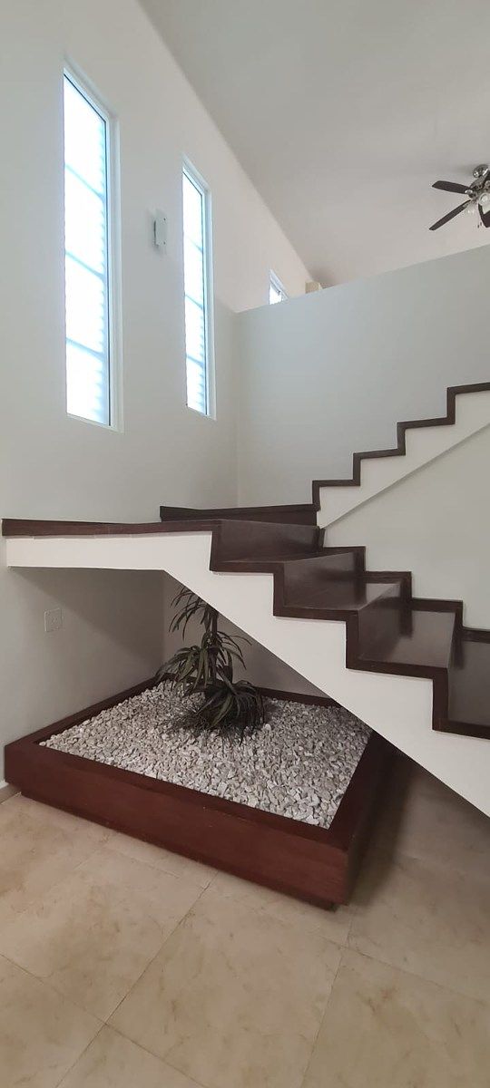 Escalera en la entrada, photo 12 of 22