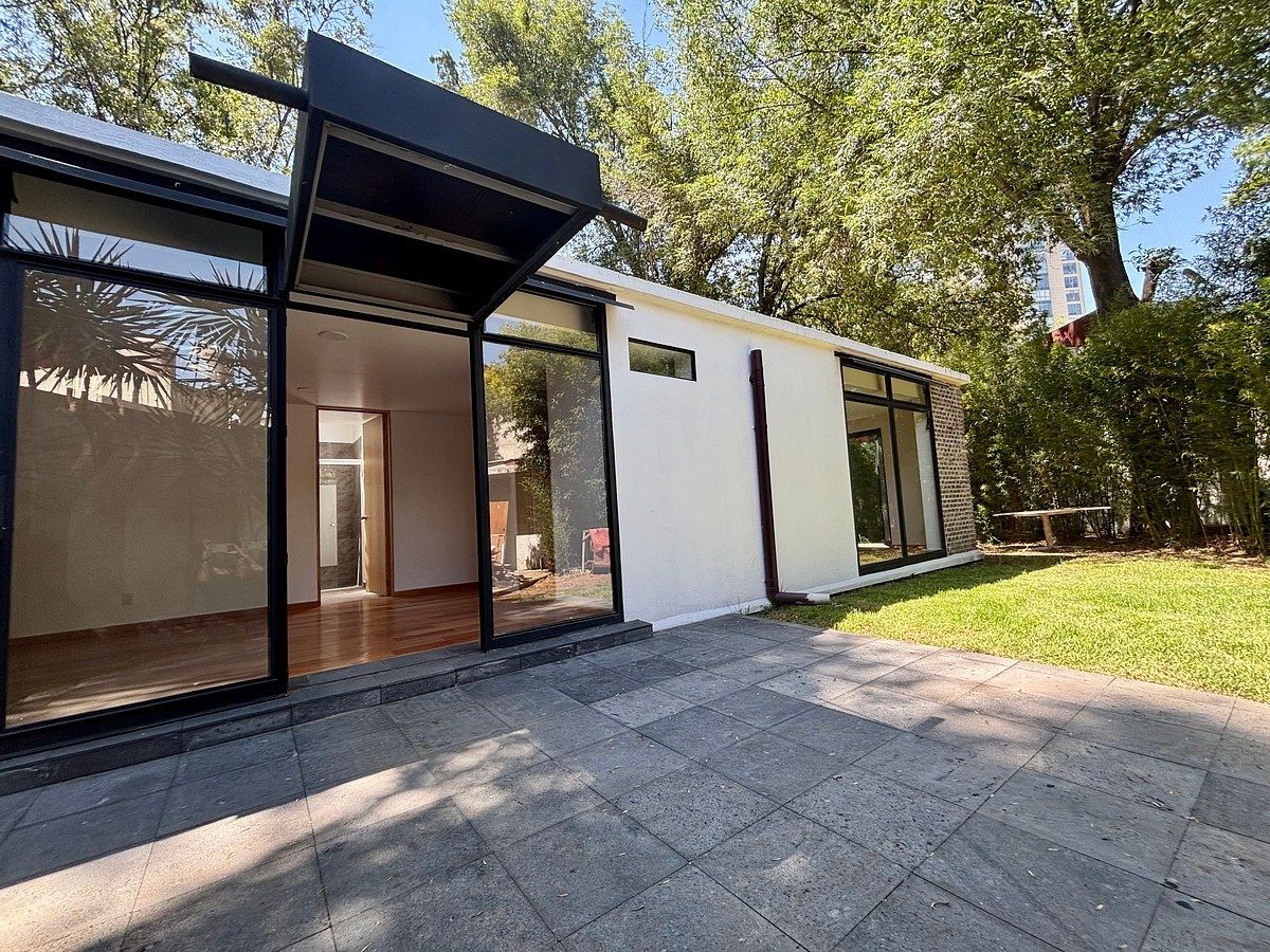 CASA PARA ALUGAR EM UM ÚNICO NÍVEL RODEADA POR JARDIM PRIVADO, foto 1 de 24