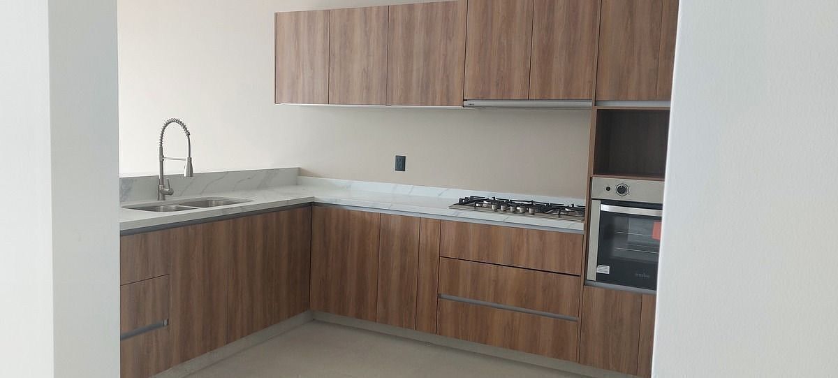 LA VISTA ESTRENA! 5 RECÁMARAS C/BAÑO,1 EN PLANTA BAJA, SALA TV, ROOF!! - foto 5