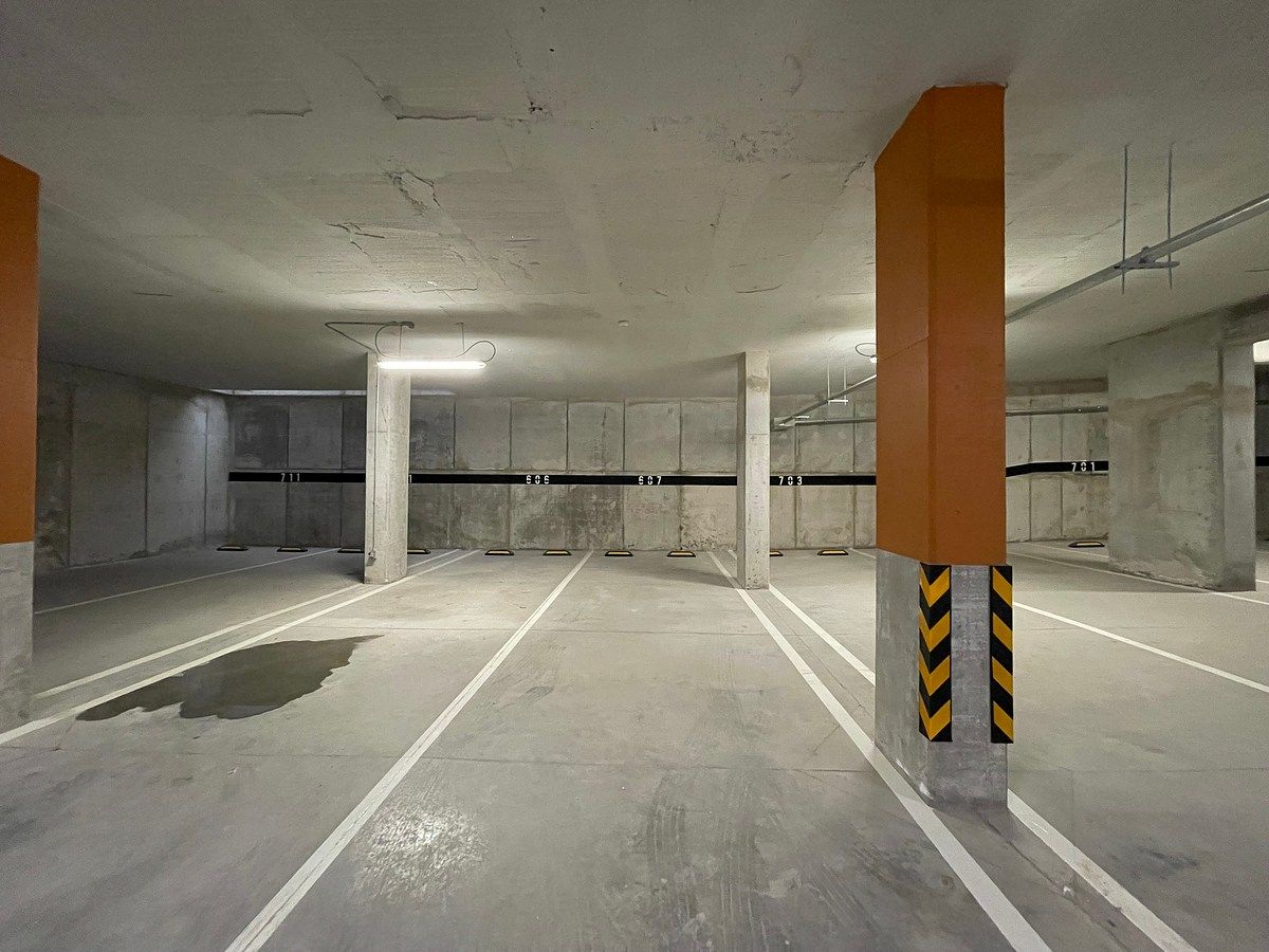 Cajón de estacionamiento, uno atrás de otro, foto 22 de 22