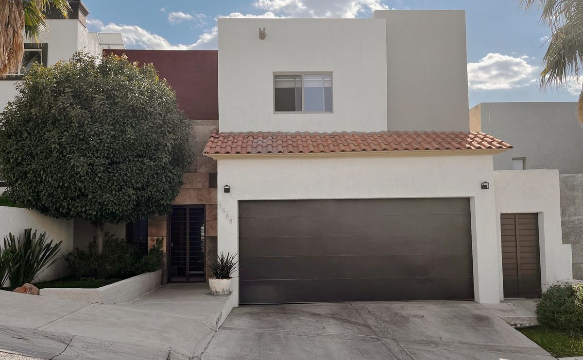 House in Valles area with service room, photo 1 of 16