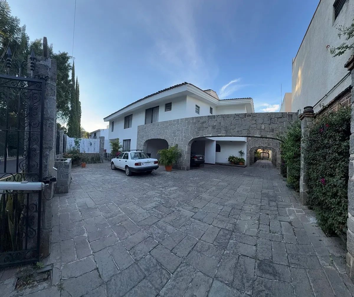 Casa amplia y con gran terreno en Paseo de la Cañada, Lomas del Valle, foto 1 de 30