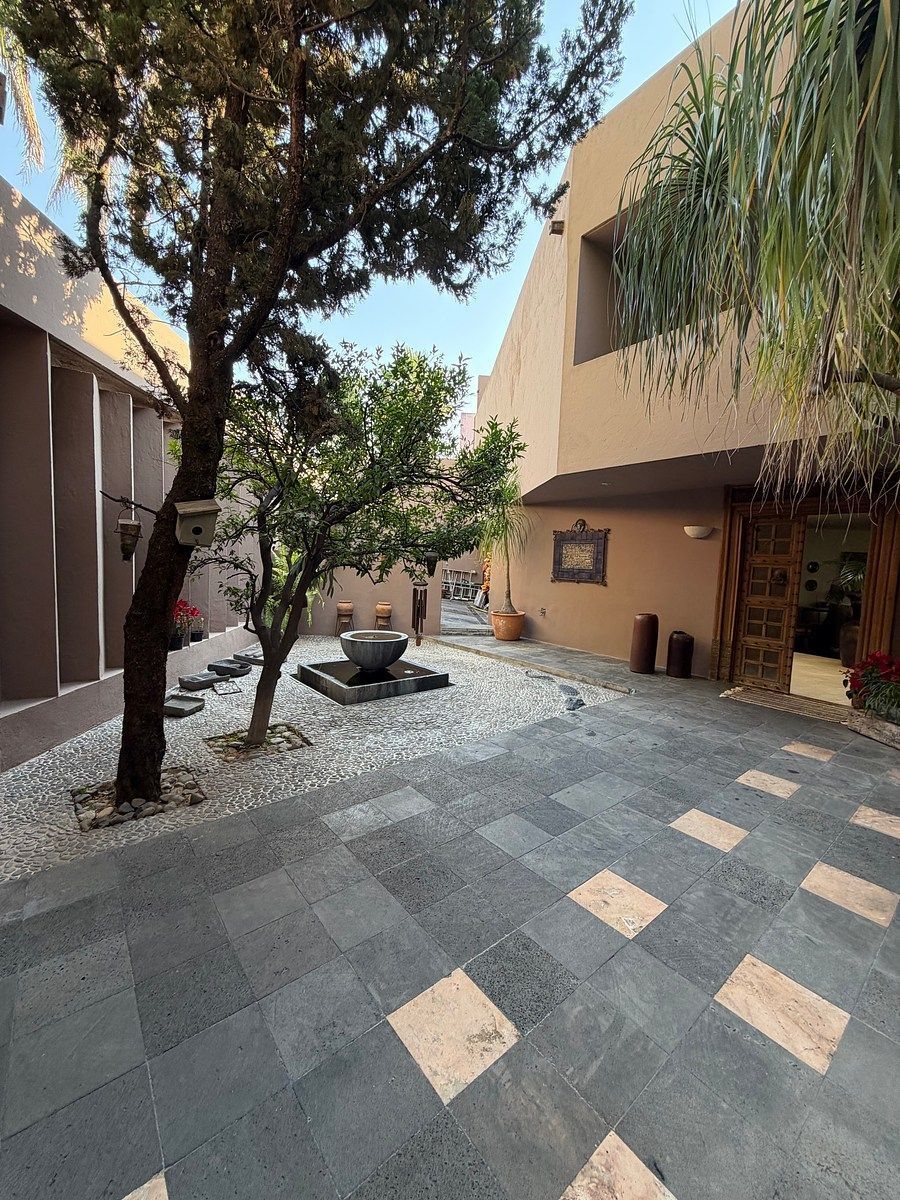 Amplia residencia en Colinas de San Javier con recámara en planta baja, foto 1 de 31