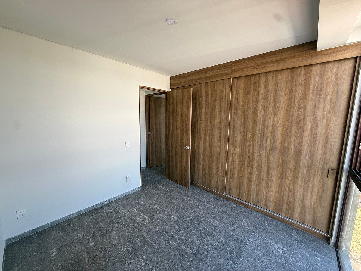 Recamara secundaria y closet, photo 2 of 18
