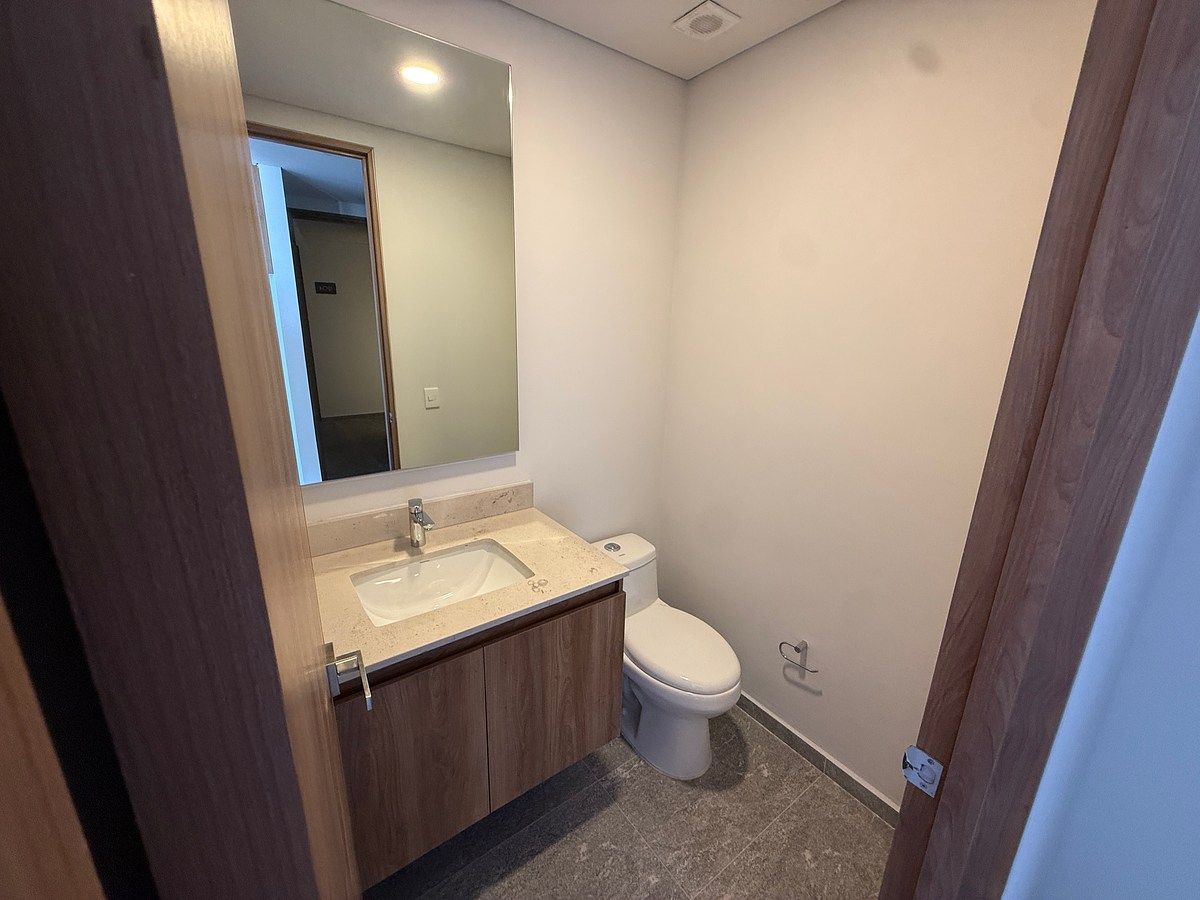 Medio baño de visitas, photo 11 of 18