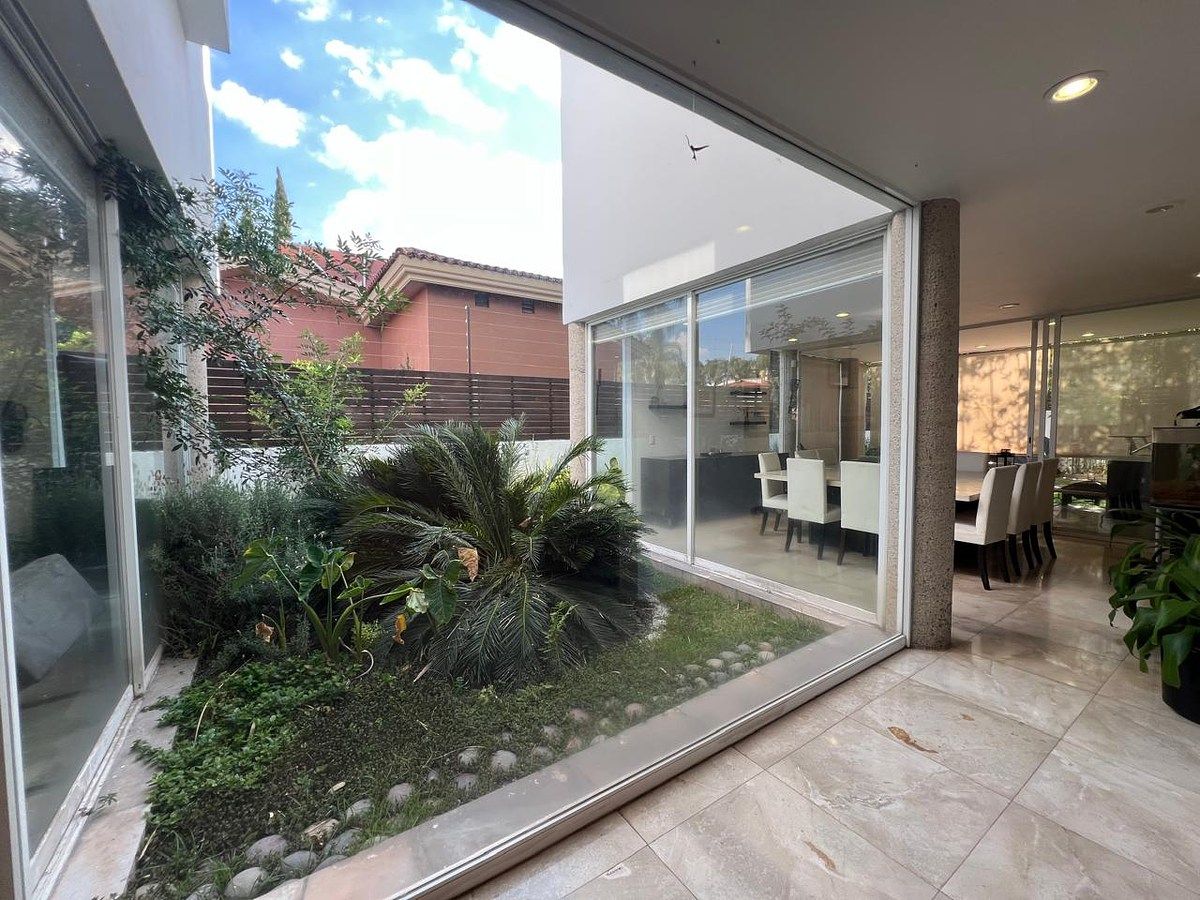 VENTA CASA EN CONDOMINIO VALLE REAL 360m2, 3 recámaras con baño, 6 cajones auto, foto 1 de 27
