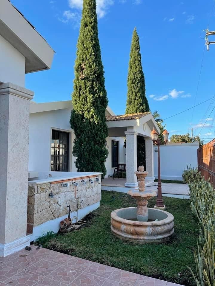 Casa en Venta con Gran Terreno y Jardín Amplio, photo 1 of 11