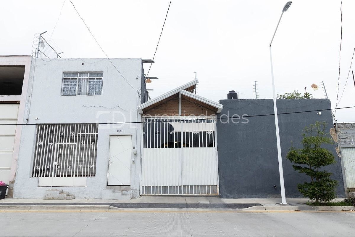 PERIFÉRICO Y ALCALDE CASA CON ALBERCA Y LOCAL COMERCIAL EN VENTA, photo 1 of 29