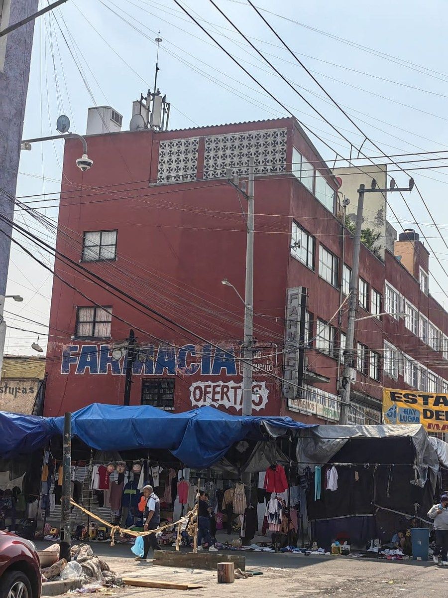 Edificio de 3 departamentos con local comercial en PB en esquina - foto 1