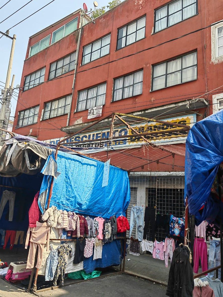 Edificio de 3 departamentos con local comercial en PB en esquina - foto 2