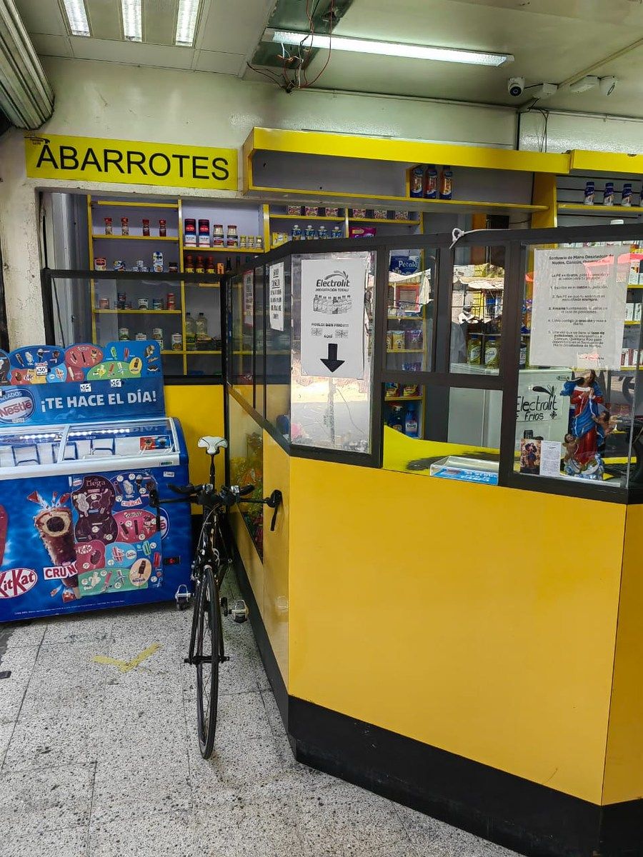 Edificio de 3 departamentos con local comercial en PB en esquina - foto 5