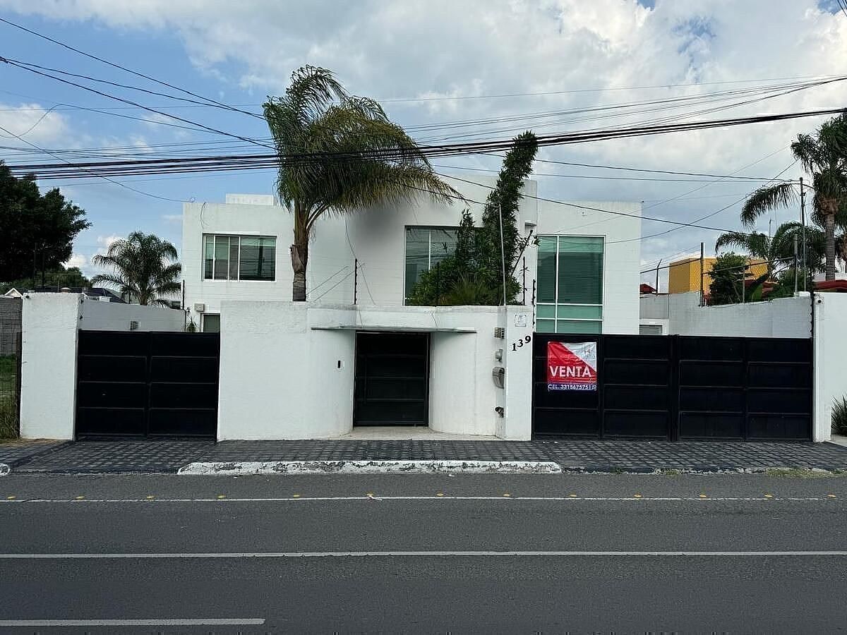 Amplia casa en venta sobre avenida principal en Juriquilla! Opción 4 recámaras, foto 1 de 37